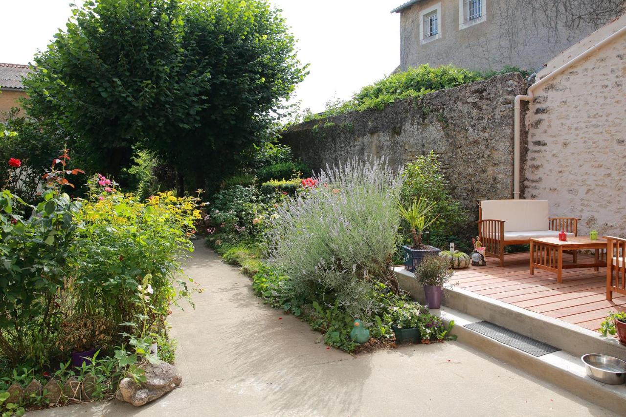 La Loge Des Fees Bed & Breakfast Latille Exterior photo